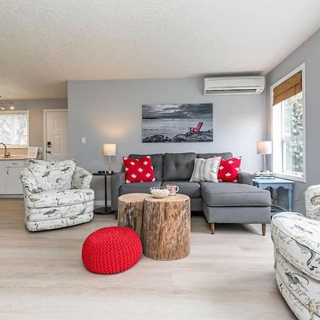 Lovely 2 Bedroom Suite Steps From The Beach فكتوريا المظهر الخارجي الصورة