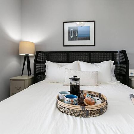 Lovely 2 Bedroom Suite Steps From The Beach فكتوريا المظهر الخارجي الصورة