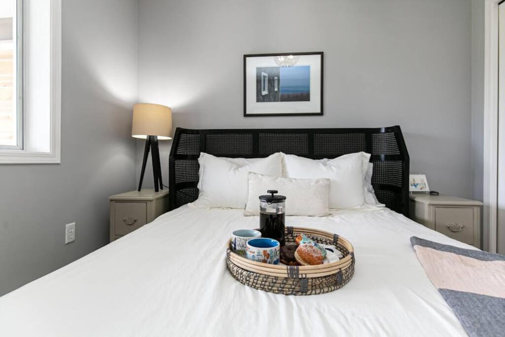 Lovely 2 Bedroom Suite Steps From The Beach فكتوريا المظهر الخارجي الصورة