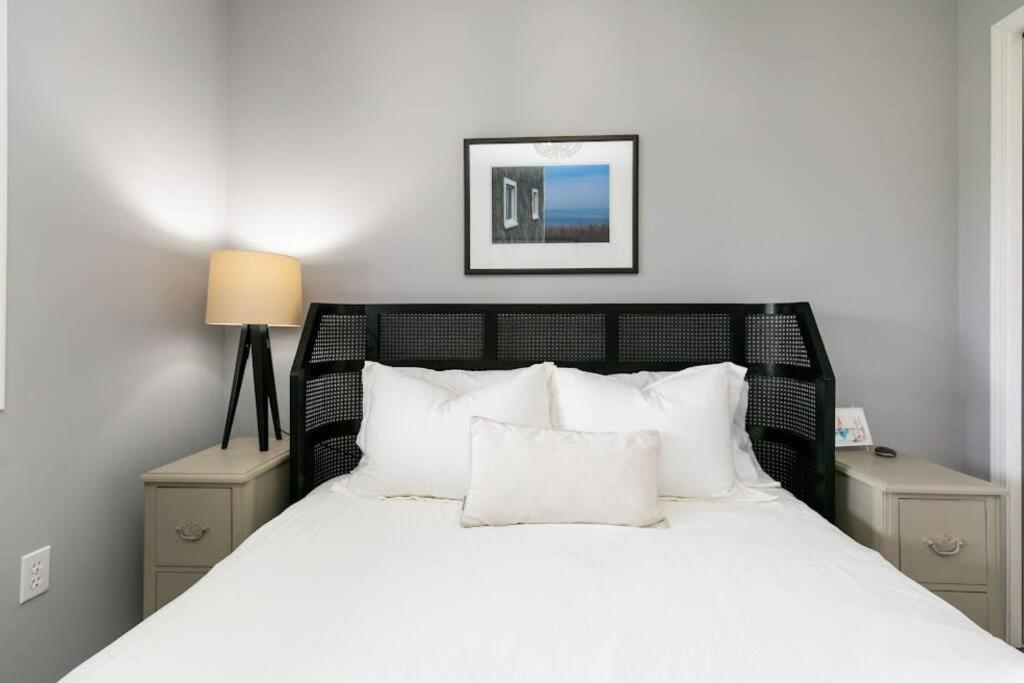 Lovely 2 Bedroom Suite Steps From The Beach فكتوريا المظهر الخارجي الصورة