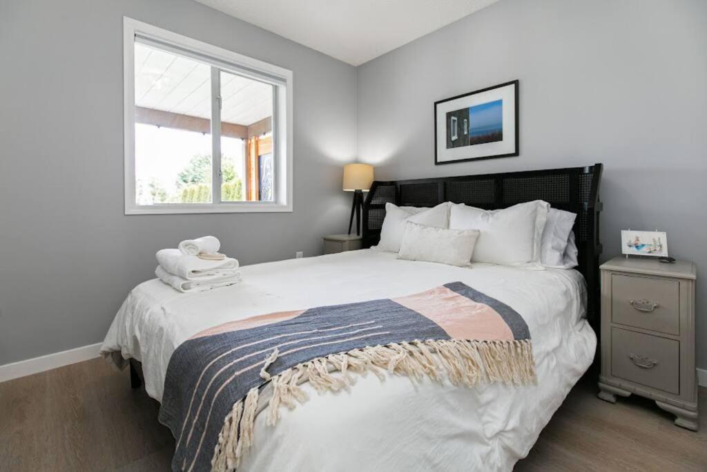 Lovely 2 Bedroom Suite Steps From The Beach فكتوريا المظهر الخارجي الصورة