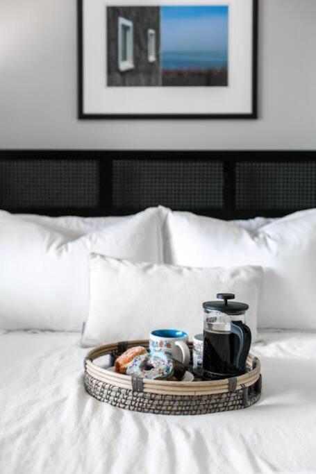 Lovely 2 Bedroom Suite Steps From The Beach فكتوريا المظهر الخارجي الصورة