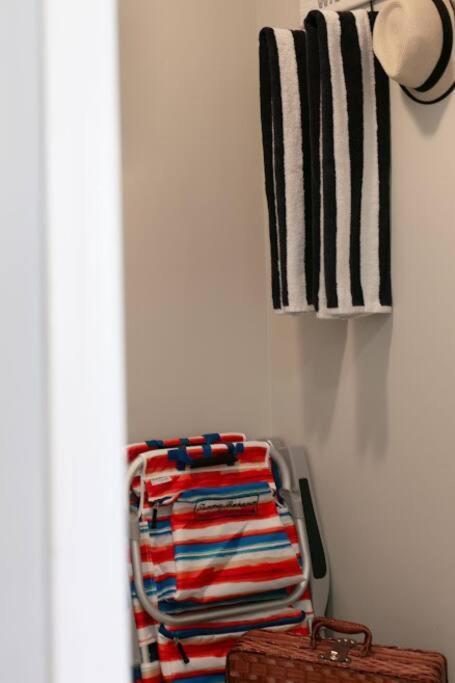 Lovely 2 Bedroom Suite Steps From The Beach فكتوريا المظهر الخارجي الصورة