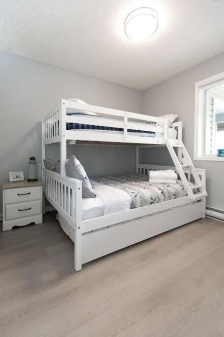 Lovely 2 Bedroom Suite Steps From The Beach فكتوريا المظهر الخارجي الصورة