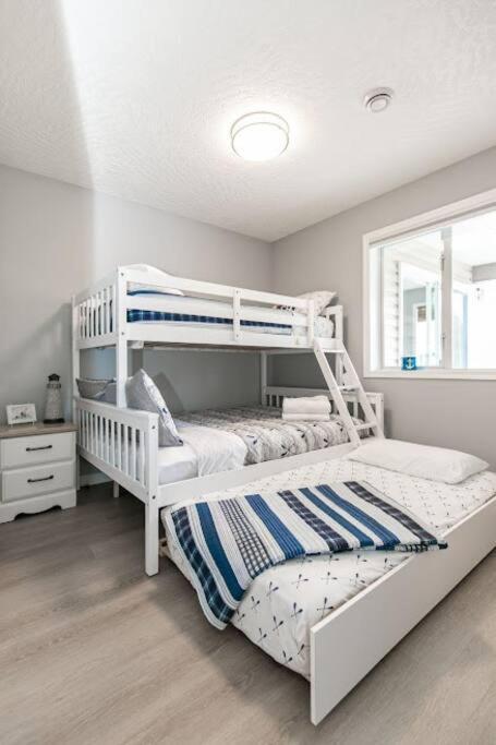 Lovely 2 Bedroom Suite Steps From The Beach فكتوريا المظهر الخارجي الصورة