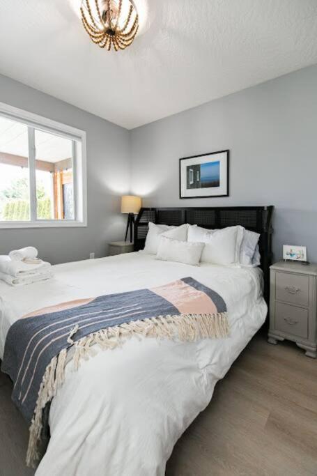 Lovely 2 Bedroom Suite Steps From The Beach فكتوريا المظهر الخارجي الصورة