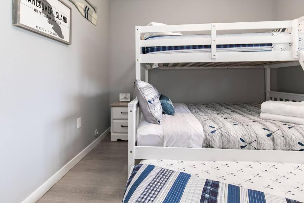 Lovely 2 Bedroom Suite Steps From The Beach فكتوريا المظهر الخارجي الصورة
