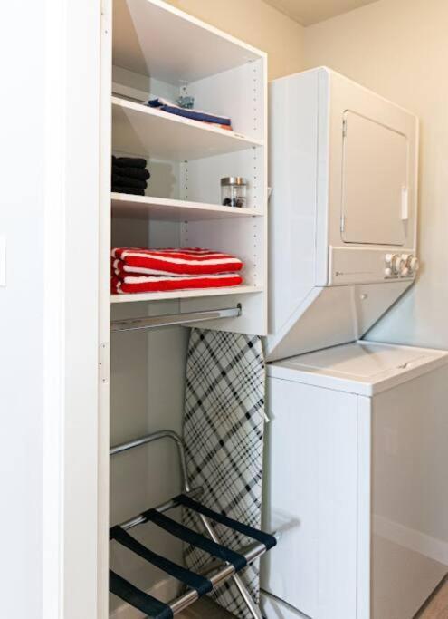 Lovely 2 Bedroom Suite Steps From The Beach فكتوريا المظهر الخارجي الصورة