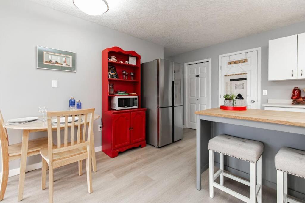 Lovely 2 Bedroom Suite Steps From The Beach فكتوريا المظهر الخارجي الصورة