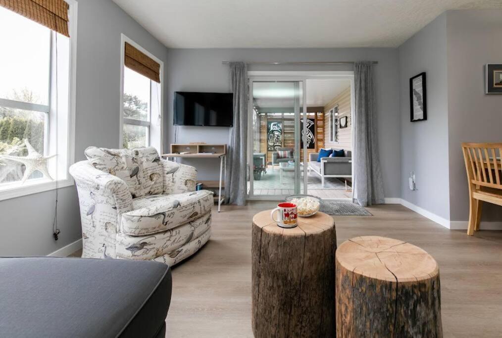 Lovely 2 Bedroom Suite Steps From The Beach فكتوريا المظهر الخارجي الصورة