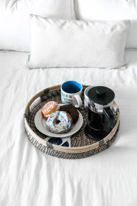 Lovely 2 Bedroom Suite Steps From The Beach فكتوريا المظهر الخارجي الصورة